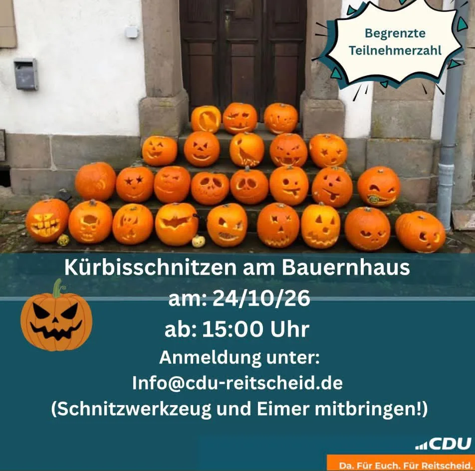 Kinder schnitzen Kürbisse vor dem Bauernhaus